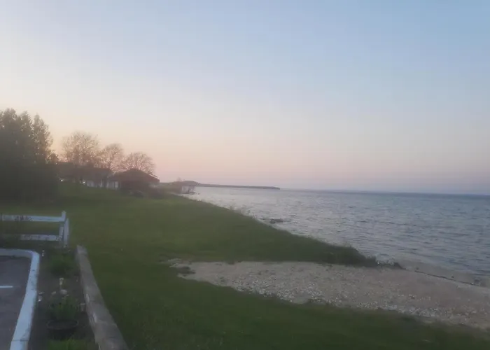 Bayview Lakefront Inn