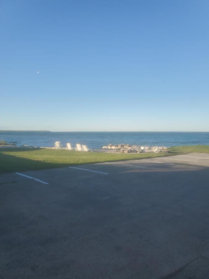 Bayview Lakefront Motel *